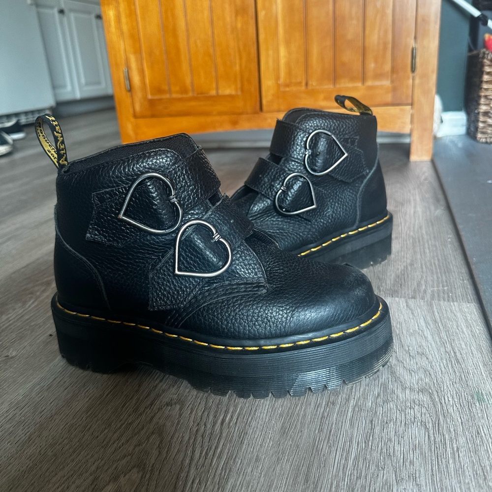 Dr. Marten Doc Martens Devon Heart Leather Platform Boots W7